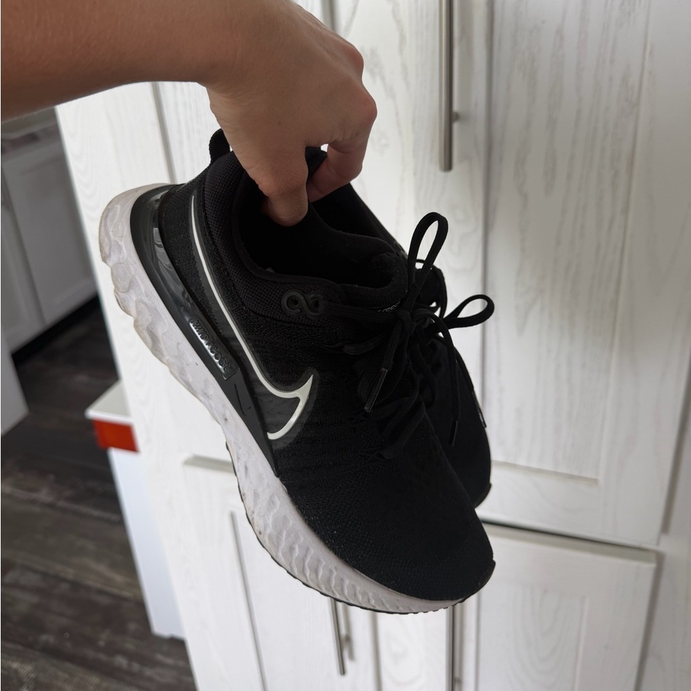 Nike React Flyknit Running Shoes Black White Women’s Size 7.5 Athletic Sneakers